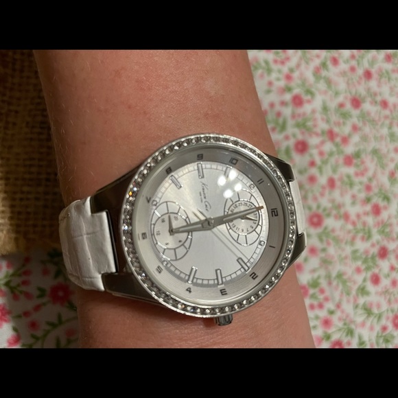 ⏰Y2K Kenneth Cole White Leather Crystal Watch - Picture 3 of 11